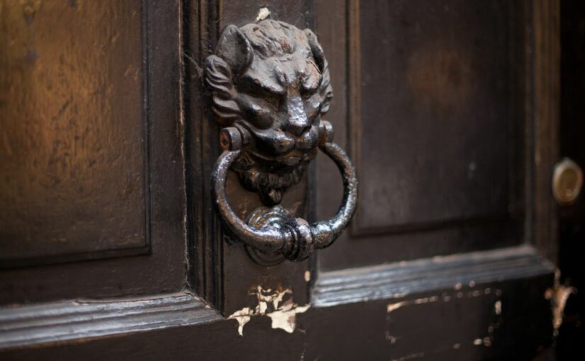 Un heurtoir de porte donne un aspect vintage à votre habitation !