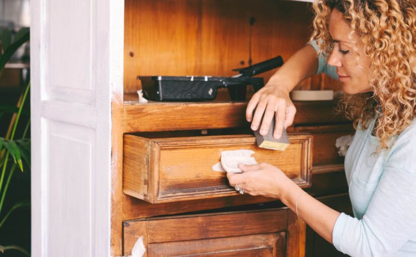 Les astuces pour rénover un meuble ancien